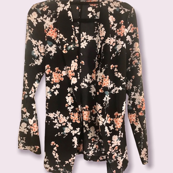 🌟SALE 2/$10.00‼️ Suzy Shier Women’s Black/Floral Blouse / Belted Waist size M - Picture 8 of 9